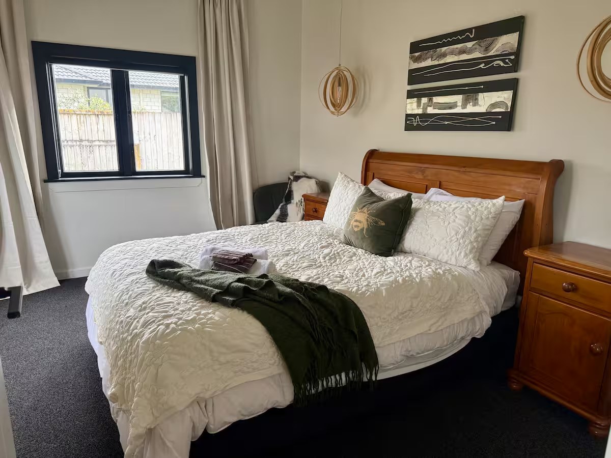 Queen bedroom at Possum House