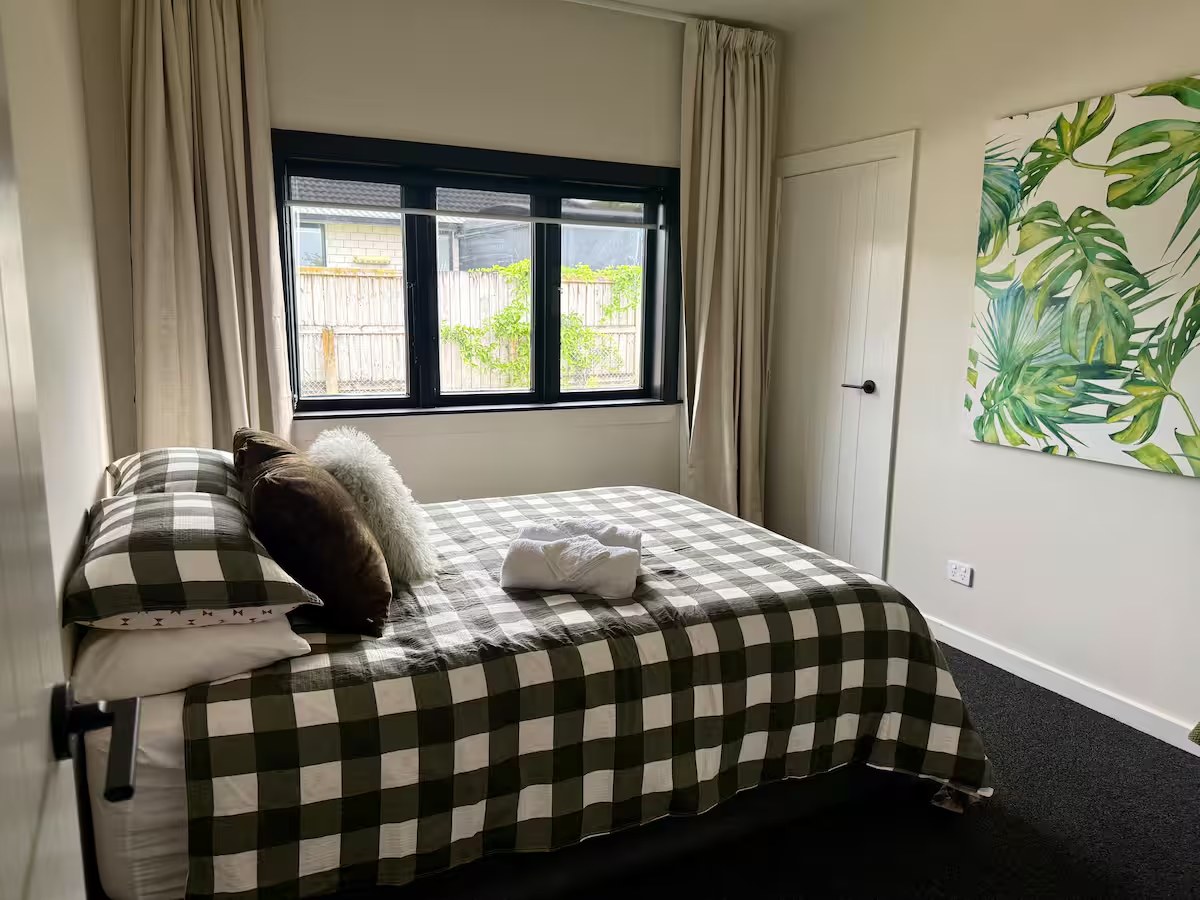 Queen bedroom at Possum House