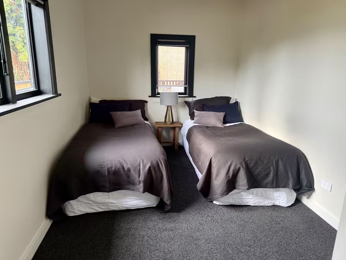 Twin bedroom with two single beds at Possum House